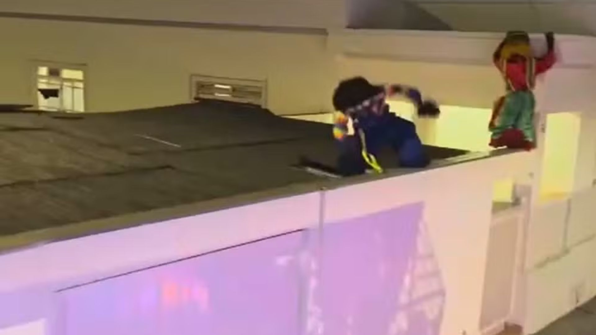 Vídeo: Dançarino fantasiado de ‘Fofão’ cai de telhado em apresentação em MG