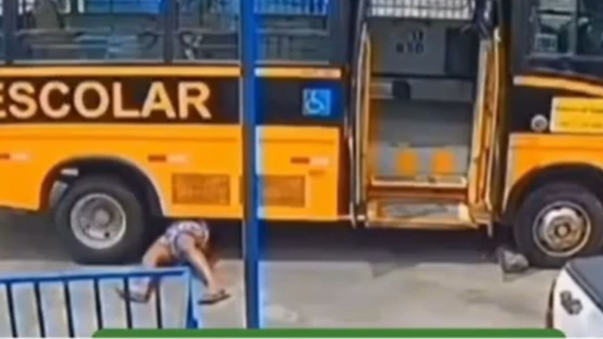 Vídeo: mecânico escapa de atropelamento durante reparo em ônibus