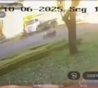 Vídeo mostra momento em que jovem morre em acidente entre moto e caminhão em Ipatinga