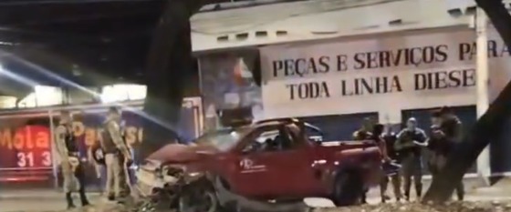 Vídeo: homem morre após caminhonete em fuga policial bater em árvore em Ipatinga
