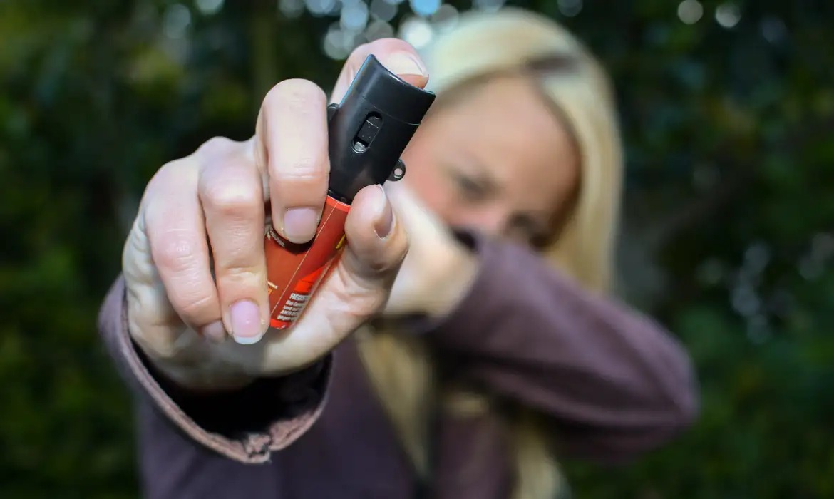 Mulheres podem comprar e usar spray de pimenta para defesa pessoal
